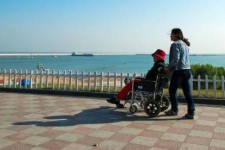 贺州八旬老人推轮椅带老伴游中国(为了方便推轮椅带老伴出门)