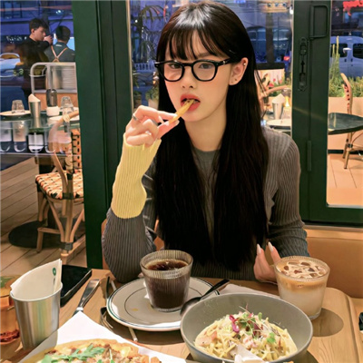 贺州伴游女生娄婷的资料